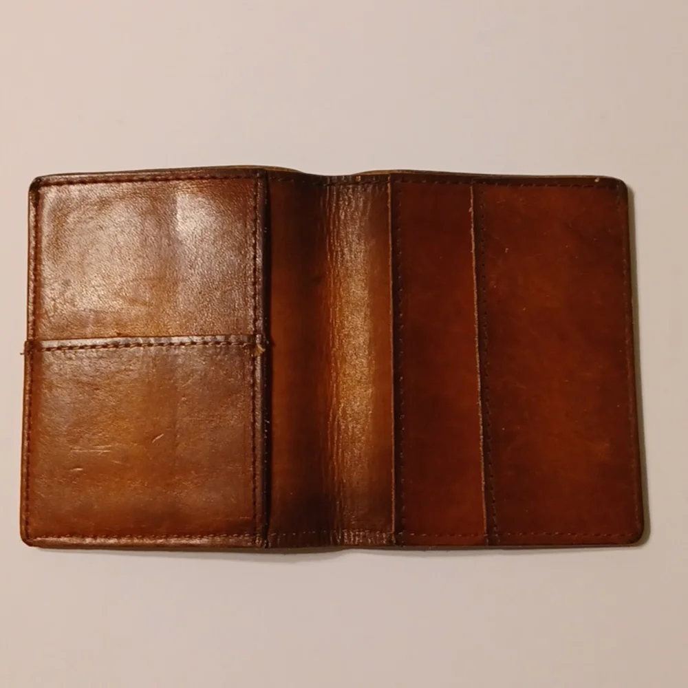 BROWN LEATHER HANDMADE BIFOLD WALLET W/10 PT. BUCK DESIGN